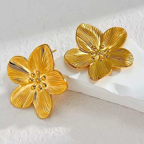 Vintage Gold Flower Earrings - Picture 5 of 5